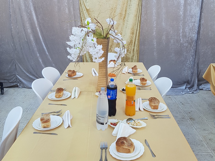 שולחנות בסעודה